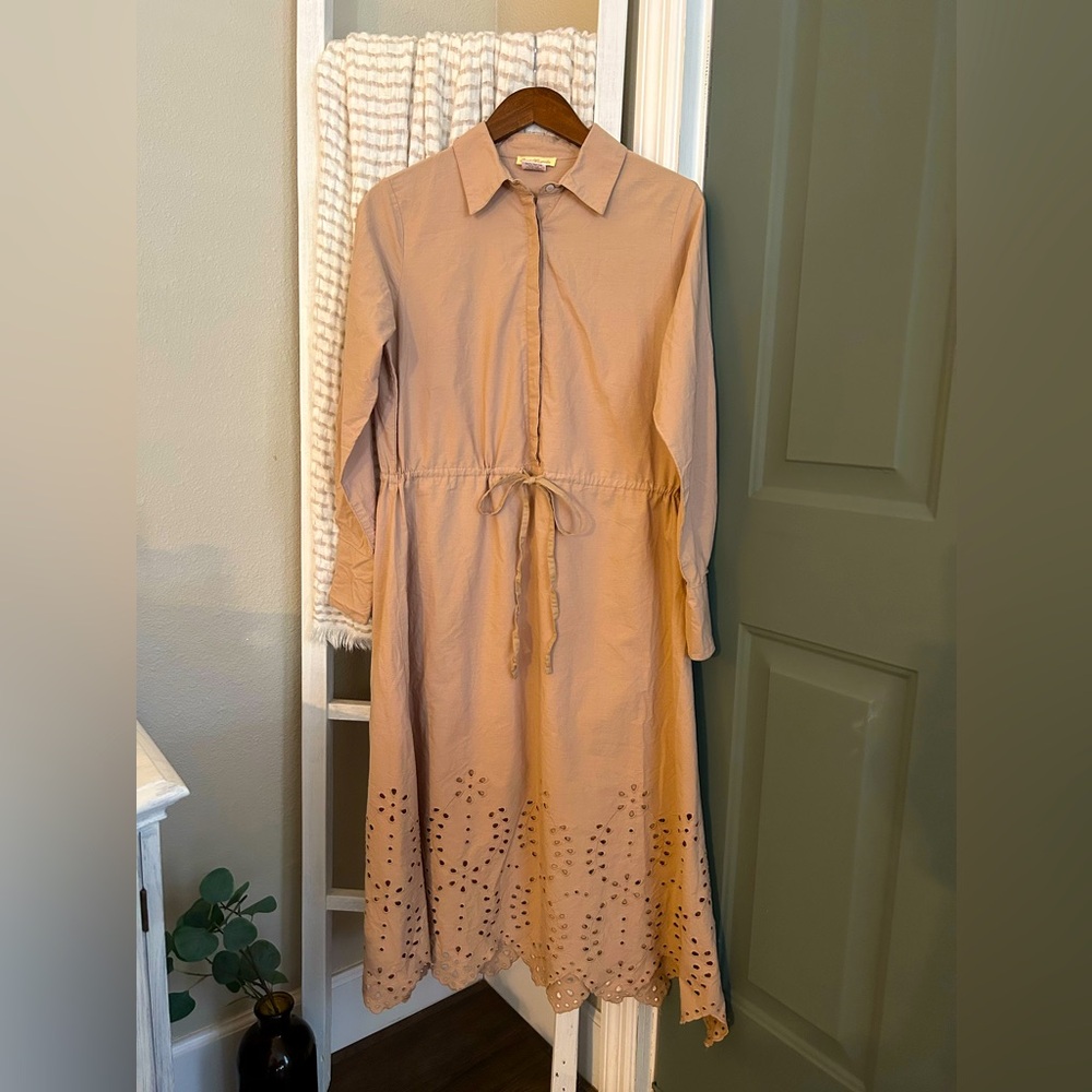 Sweet Magnolia boutique Tan dress. Size medium. NWOT.